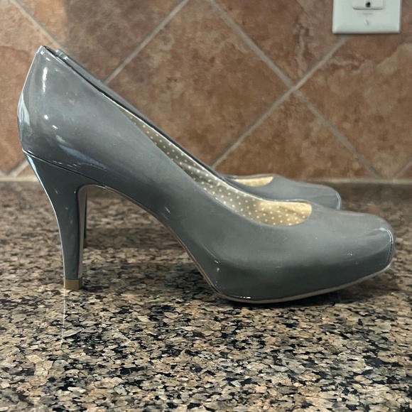 Steve Madden Grey Patent Leather Getta Pump - Size 7.5 - Picture 2 of 11